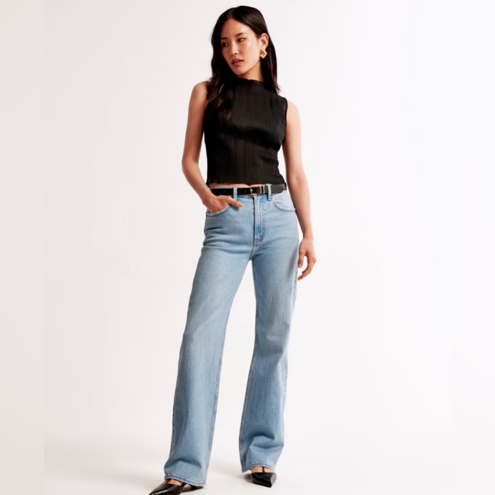 SOLD ON DPOP 
Abercrombie & Fitch Women's 90s Relaxed High Rise Jeans 26 short